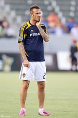 组图：贝克汉姆赛场出糗 偷摸私处被拍下