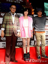 组图：韩片《救国的钢铁队伍》主演即兴亮相引关注