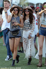 组图：赛琳娜镂空装搭配古怪 席地而坐狂吃披萨