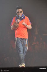 组图：梁汉文香港红馆开唱 圈中好友齐助阵