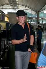 组图：陈豪启程加拿大办婚宴 拒谈陈茵媺怀孕