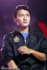 组图：谢霆锋离婚后首亮相 高举“我爱你”手势