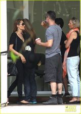 组图：朱莉皮特携孩子们游玩 一家八口声势浩大