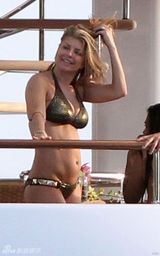 高清组图：菲姬游艇大秀比基尼 性感身材呼之欲出