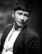 刘恩佑时尚大片出炉 完美身材有型有款