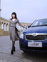 高清组图：尹媗拍摄汽车大片 气质清新自然纯美