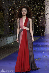 组图：日本女星上户彩客串模特走秀展示礼服