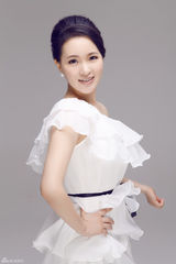 组图：雷佳抹胸礼服写真曝光 大气优雅