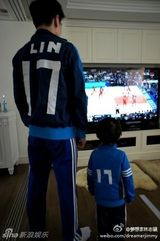 组图：微镜头下的小小志 呆萌可爱完胜童颜老爸