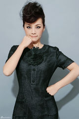 幻灯图：何琳时尚写真登封面 自言用执着之名叛逆