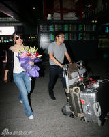 组图：陈数携新婚丈夫回京 新郎面对镜头显错愕