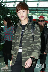 组图：韩团NU’EST飞新加坡出席韩流博览会