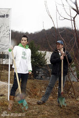 幻灯图：李冰冰启动绿色长城计划 命名树苗玉树长青