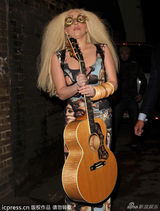 组图：Gaga怪人眼镜爆炸头抢镜 秀名画印花裙