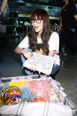 高清：萧亚轩代言人道救援行动 赴非洲关怀饥饿儿童