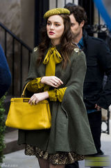 高清组图：莉顿-梅斯特街拍 斗篷大衣搭配花裙