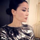 组图：王菲与邓丽君隔空对唱 银色长裙典雅