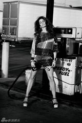 组图：46岁辛迪-克劳馥皮衣紧缚风韵犹存