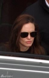 组图：茱莉机场邂逅安妮斯顿 昔日情敌擦肩而过