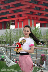 幻灯图：霍思燕带小浪逛世博 乘坐公车低碳出行