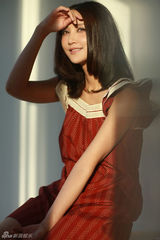 组图：张歆艺春日写真出炉 逆光女孩暧昧在倾城阳光