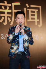 组图：庾澄庆花西装亮相北京 不改顽童本色