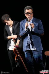 组图：李宗盛桃红衬衫开唱 称林忆莲唱得更好