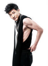 组图：《龙门镖局》掌柜郭京飞大尺度写真