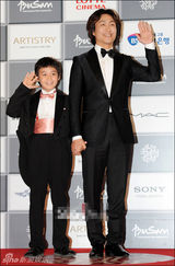 组图：韩星吴政世携小演员亮相釜山红毯比V卖萌