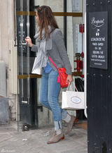 高清组图：杰西卡-阿尔芭街拍灰色系装扮休闲范