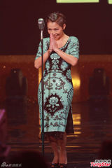 组图：金曲榜颁奖星光黯淡 张敬轩献主持处女秀