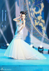 组图：黄小蕾青花晚礼服华丽高贵 气场十足