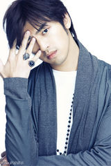 组图：陈柏霖为杂志拍摄情人节特刊 展现初春的活力