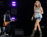 高清图：凯莉-安德伍德音乐节上演出 热裤献唱