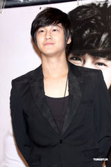 幻灯组图：韩版F4成员金范赴台湾举行粉丝见面会