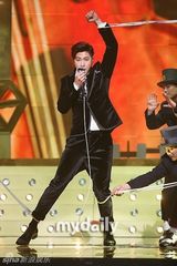 组图：Rain复出霸气夺冠 东方神起帅气回归