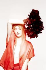 组图：迪士尼美少女登杂志 萝莉成年大秀好身材