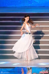 组图：港姐大尺度深V秀乳沟 背部全裸纤腰曼妙