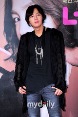 组图：张根硕金荷娜出席新片《宠物情人》发布会