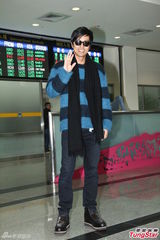 组图：日星大泽隆夫帅气抵台 握手签名来者不拒