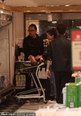 组图：郭涛揽妙龄女逛超市被拍 暧昧亲密