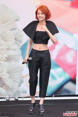 组图：杨丞琳红发抢镜 大秀小蛮腰粉丝饱眼福