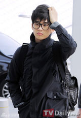 组图：金秀炫休闲装现身机场 飞赴伦敦拍写真