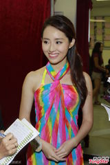 组图：港姐决赛前泳装亮相 上届冠军模拟戴后冠