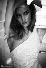 组图：罗茜-汉丁顿-惠特莉登《Vogue》封面