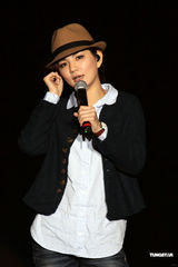 组图：Hebe语出惊人“胸部山” Ella搞笑扮丑相挺