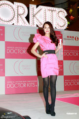 组图：Janice Man哭穷买不起车 听音乐开慢车减压