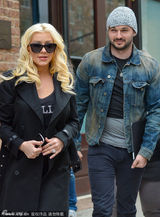 组图：擦妈踩高跟挺肚老公护驾 亲和为粉丝签名