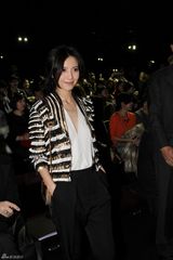 组图：高圆圆亮相米兰时装周 黑金战袍刮中性风