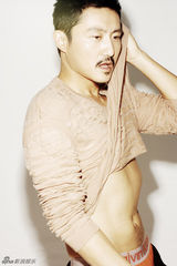 组图：涂松岩优品男封面曝光 轮廓彰显熟男魅力